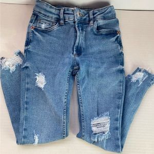 Zara girl’s ripped skinny jeans size 8, excellent condition.